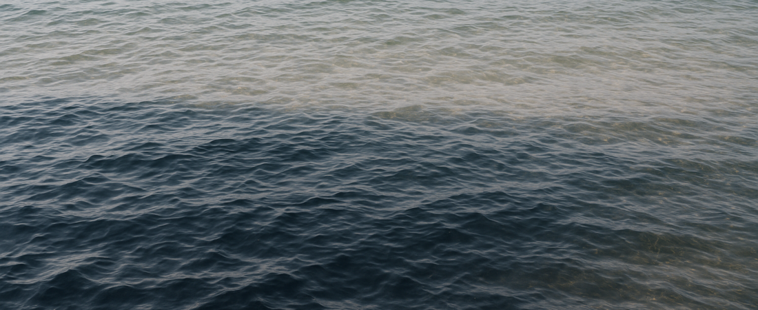 O que significa sonhar com água escura e limpa?