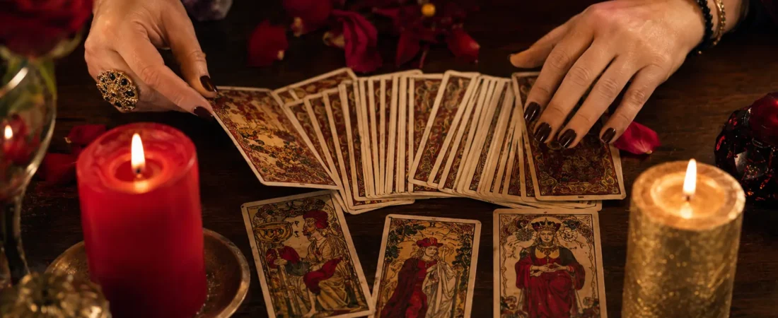 Cartomante para amor: o que perguntar e como receber orientação espiritual