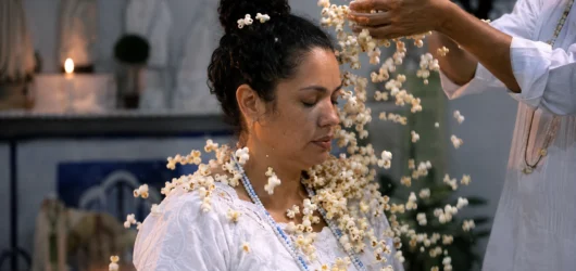Banho de pipoca na Umbanda: entenda para que serve, seu significado e os cuidados com esse ritual